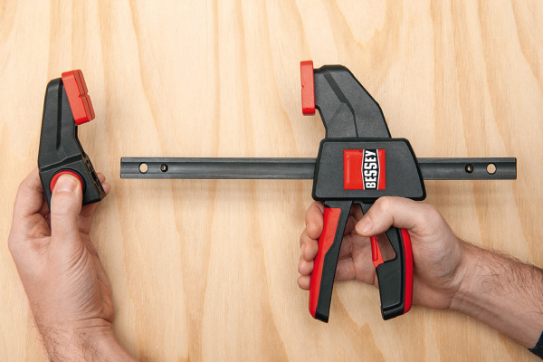 Струбцина пистолетного типа BESSEY 2.7 кН, 150 x 80 мм, распор 160-300 мм BE-EZL15-8