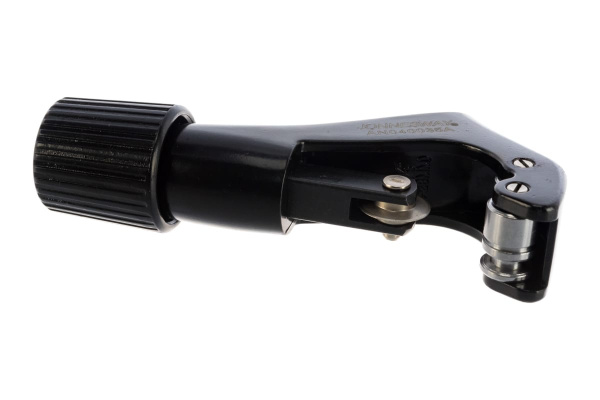 Труборез 1/8"-1,1/8" (4-28MM) Jonnesway AN040035A