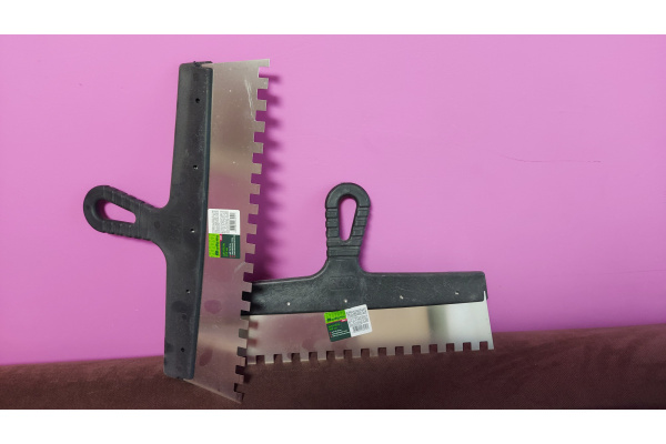 Шпатель из нержавеющей стали, 350 мм зуб 10х10 мм пластмассовая ручка СИБРТЕХ 85507