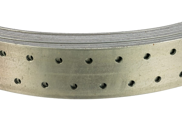 Монтажная перфорированная лента МАСТЕР (40х2 мм; 10 м) Зубр 310245-040 Монтажная перфорированная лента МАСТЕР (40х2 мм; 10 м) Зубр 310245-040