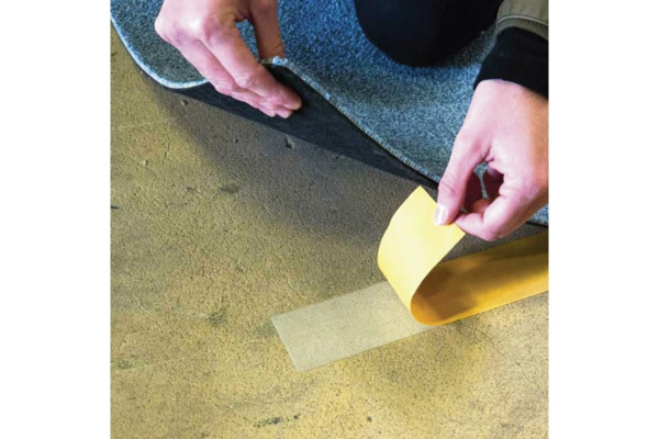 Клейкая двухсторонняя лента BRAUBERG 38 мм х 10 м, тканевая основа 606428