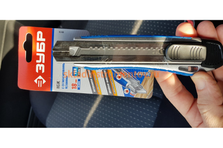 Нож, с сегментированным лезвием, металлический обрезиненный корпус, автостоп, допфиксатор, кассета на 5 лезвий, 18мм ЗУБР 09176