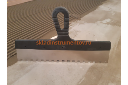 Шпатель из нержавеющей стали, 350 мм зуб 10х10 мм пластмассовая ручка СИБРТЕХ 85507