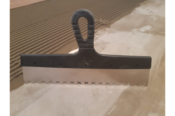 Шпатель из нержавеющей стали, 350 мм зуб 10х10 мм пластмассовая ручка СИБРТЕХ 85507