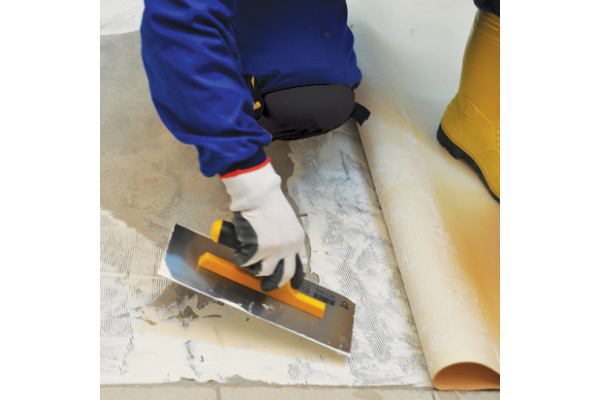 Зубчатая гладилка DEKOR HASSAN 115х295мм, треугольные зубы 2х3,6мм пластиковая ручка 131