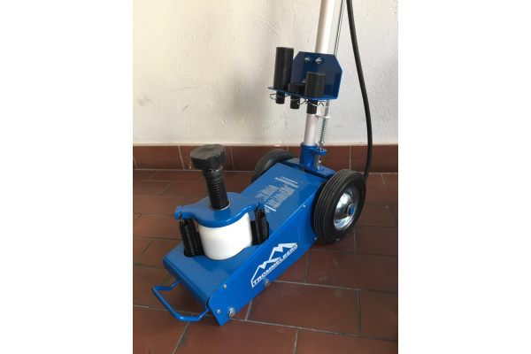 Подкатной пневмогидравлический домкрат Trommelberg SD101902