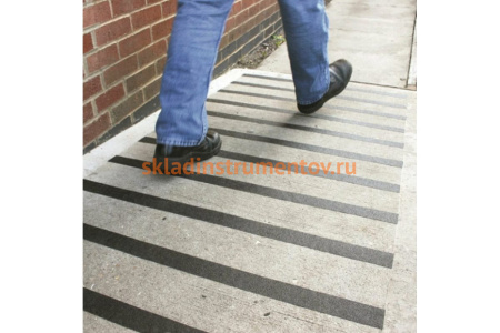 Клейкая противоскользящая лента BRAUBERG 25 мм х 5 м, черная, зернистая, основа ПВХ 606772