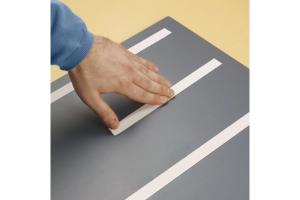 Клейкая двухсторонняя лента BRAUBERG 19 мм х 3,5 м, на вспененной основе, 1 мм, прочная 228326