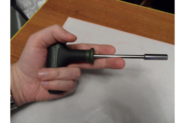 Отвертка с Т-образной рукояткой под биты 1/4 дюйма Дело техники 745600