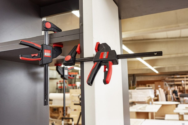 Струбцина пистолетного типа BESSEY 2.7 кН, 300 x 60 мм, распор 125-420 мм BE-EZM30-6