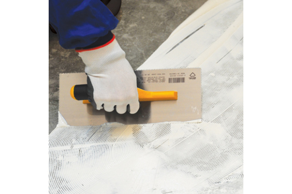 Зубчатая гладилка DEKOR HASSAN 115х295мм, треугольные зубы 2х3,6мм пластиковая ручка 131