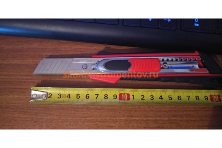 Нож 18мм, выдвижное лезвие, металлическая направляющая, двойная фиксация, эргономичная двухкомпонентная рукоятка MATRIX QUIK BLADE 78936