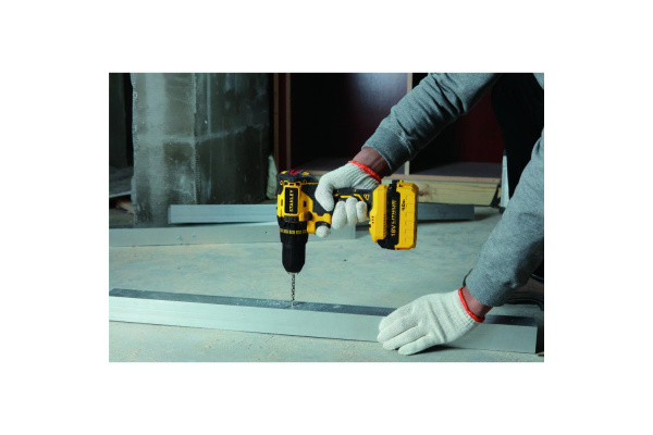 Бесщеточная дрель-шуруповерт Stanley SBD201M2K-RU