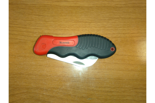 Складной нож электрика, изогнутое лезвие, эргономичная двухкомпонентная рукоятка MATRIX 78986