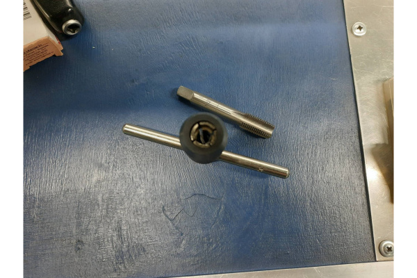 Вороток-держатель для ручных метчиков Thorvik Т-образный, с быстрозажимным патроном M6-12 TTH3 52884