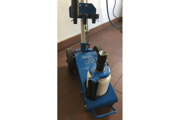 Подкатной пневмогидравлический домкрат 35 т TROMMELBERG SD101903