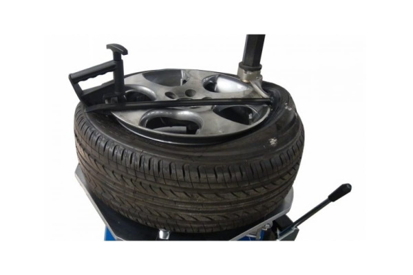 Шиномонтажный полуавтоматический станок с правой рукой и наддувом AE&T 220В M-201ВР1