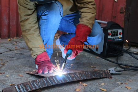 Сварочный полуавтомат Ресанта САИПА-220 СИНЕРГИЯ /MIG/MAG/ 65/75 Сварочный полуавтомат Ресанта САИПА-220 СИНЕРГИЯ /MIG/MAG/ 65/75