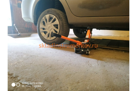 Подкатной домкрат Ombra OHT202C 2 т 135-330 мм в кейсе 55434