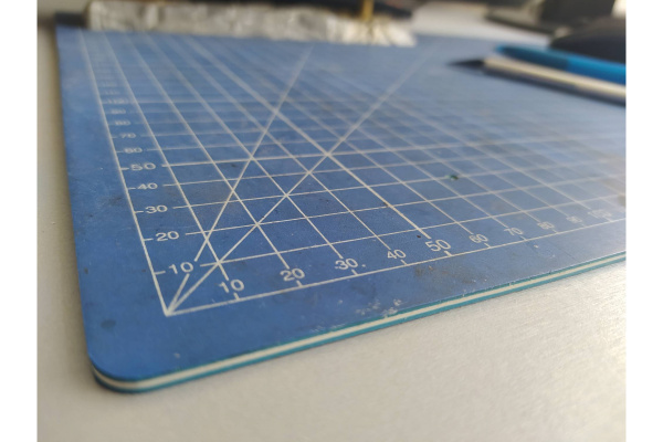 Непрорезаемый коврик Зубр Эксперт 3 мм цвет синий 450x300 мм 09902 Непрорезаемый коврик Зубр Эксперт 3 мм цвет синий 450x300 мм 09902