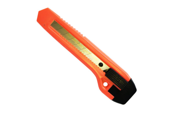 Нож SANTOOL 18 мм с выдвижным лезвием с обоймой 020502