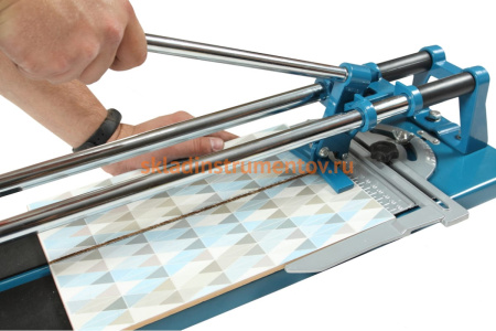 Плиткорез с резаком отверстий, 600 мм РемоКолор 46-0-060 Плиткорез с резаком отверстий, 600 мм РемоКолор 46-0-060