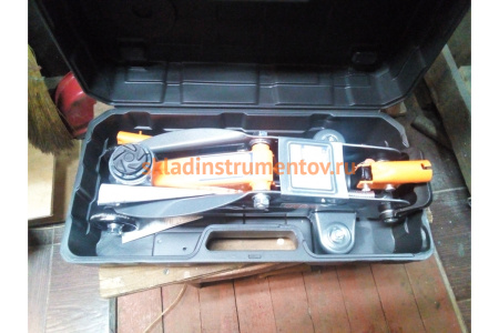 Подкатной домкрат Ombra OHT202C 2 т 135-330 мм в кейсе 55434