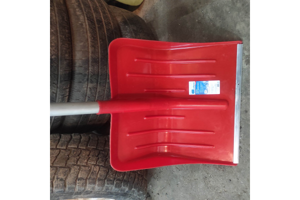 Лопата для уборки снега СИБРТЕХ пластиковая красная 616175