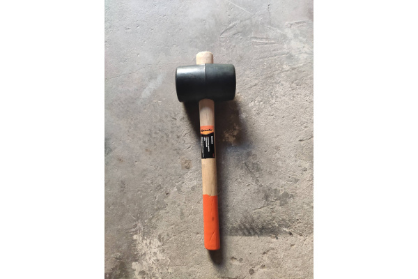 Резиновая киянка SPARTA 680 г черная резина, деревянная рукоятка 111555