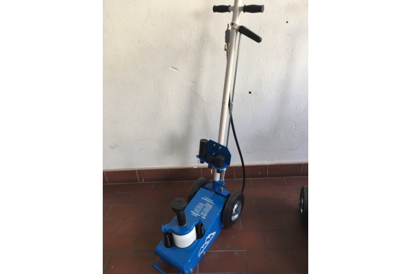 Подкатной пневмогидравлический домкрат Trommelberg SD101902