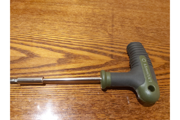 Отвертка с Т-образной рукояткой под биты 1/4 дюйма Дело техники 745600