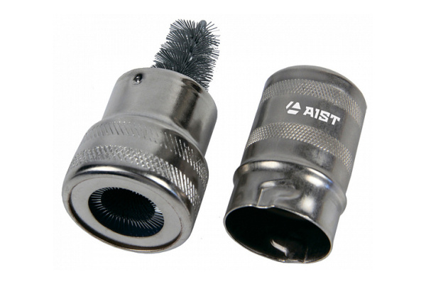 Щетка для очистки клемм аккумулятора АКБ AIST 67370100 00-00004223