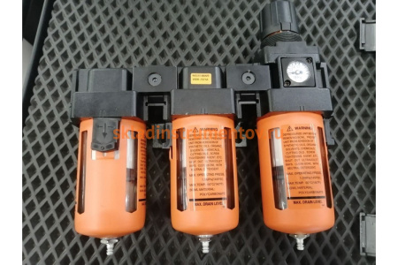 Модульная группа с тремя влаго-маслоотделителями и регулятором давления 1/2'' WIEDERKRAFT WDK-70744