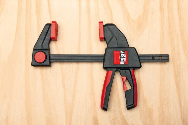 Струбцина пистолетного типа BESSEY 2.7 кН, 150 x 80 мм, распор 160-300 мм BE-EZL15-8