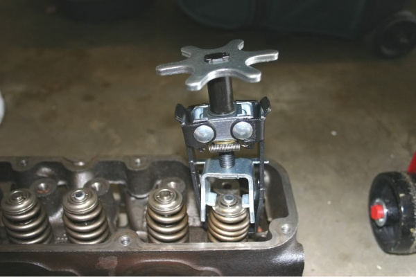 Рассухариватель клапанов Aist для зажима пружин 67231510 00-00012848