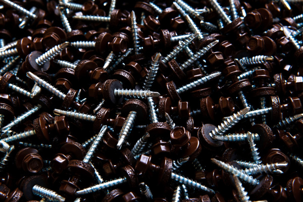 Саморезы для крепления кровельных материалов к деревянной обрешетке Зубр цвет RAL 8028 земельно-коричневый, оцинкованные, 4,8x35мм, 1800шт 4-300310-48-035-8028