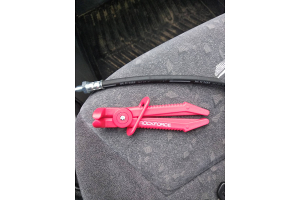 Пластиковый зажим для шлангов с фиксатором L-155мм ROCKFORCE RF-903G12C