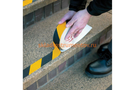 Клейкая противоскользящая лента BRAUBERG 25 мм х 5 м, черно-желтая, зернистая, основа ПВХ 606773