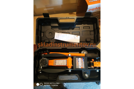 Подкатной домкрат Ombra OHT202C 2 т 135-330 мм в кейсе 55434