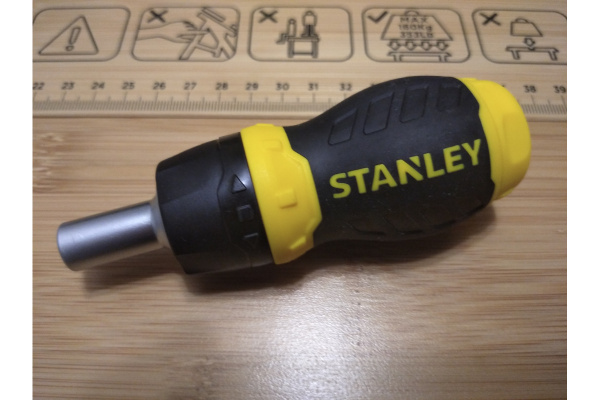 Реверсивная отвертка Stubby Multibit Stanley 0-66-358