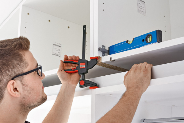 Струбцина пистолетного типа BESSEY 2.7 кН, 300 x 60 мм, распор 125-420 мм BE-EZM30-6