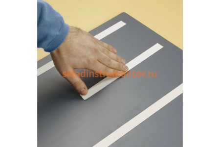 Клейкая двухсторонняя лента BRAUBERG 15 мм х 2 м, на вспененной основе, 1 мм, прочная 606418