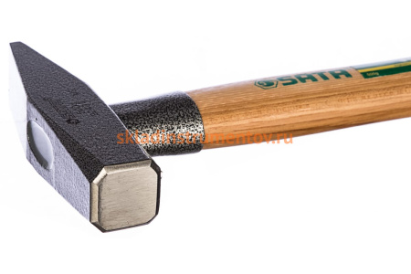 Слесарный молоток с деревянной рукояткой 500гр Sata 92404