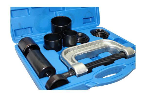 Съемник сайлентблоков и подшипников с набором оправок 10 предметов, в кейсе ROCKFORCE RF-909T2