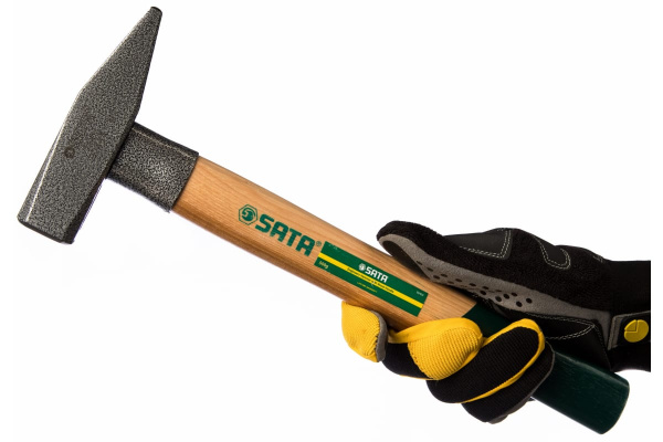 Слесарный молоток с деревянной рукояткой 500гр Sata 92404