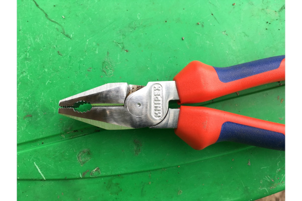 Комбинированные плоскогубцы особой мощности KNIPEX KN-0205180