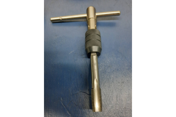 Вороток-держатель для ручных метчиков Thorvik Т-образный, с быстрозажимным патроном M6-12 TTH3 52884