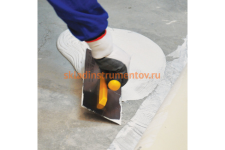 Зубчатая гладилка DEKOR HASSAN 115х295мм, треугольные зубы 2х3,6мм пластиковая ручка 131