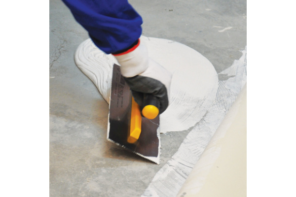 Зубчатая гладилка DEKOR HASSAN 115х295мм, треугольные зубы 2х3,6мм пластиковая ручка 131